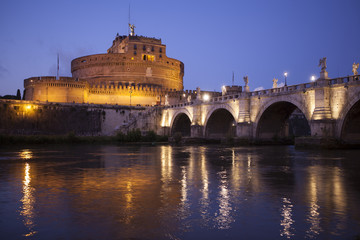 castillo san angelo iluminado
