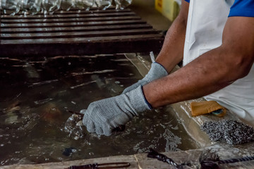 Homem lavando garrafas de vidro