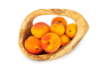 Aprikosen im Holzkorb