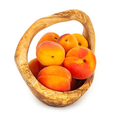 Aprikosen im Holzkorb