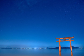 夜の白髭神社の鳥居