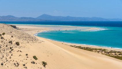 Luchtfoto van de lagune op het strand van Sotavento in Fuerteventura, Spanje