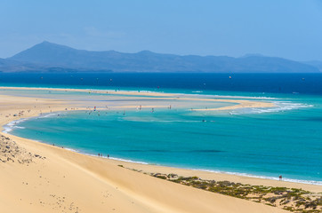 Luftaufnahme der Lagune am Strand von Sotavento auf Fuerteventura, Spanien