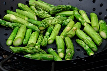 Grüner Spargel auf dem Gartengrill