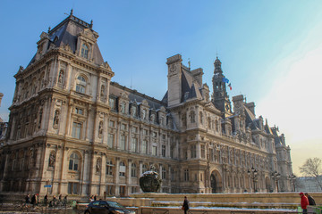 Fototapeta na wymiar Hôtel de Ville Paris soleil vue d'angle