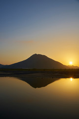 三上山からの朝日