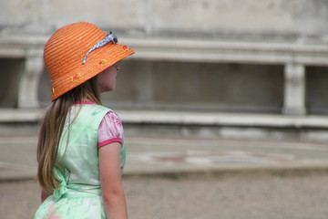 Mädchen mit Hut allein im Park