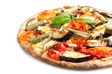 Pizza vegetariana con verdure grigliate 