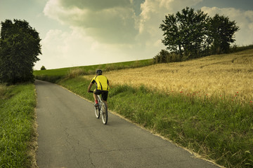 Obraz premium Cyclist on a coutry road