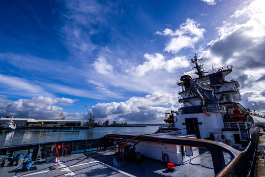 Remorqueur dans le port de Brest