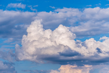 Weisse Cumulus Wolken am Himmel