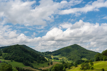 Fototapeta na wymiar Berglandschaft - hügellandschaft it Wolken