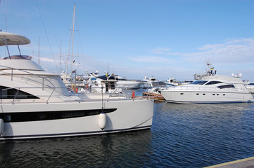 Fototapeta premium a black and white yacht stands at the sea moorage