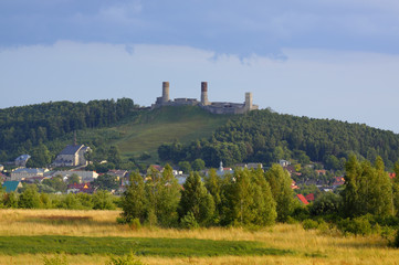 Fototapeta na wymiar View of a Checiny with Royal Castle on hill over town