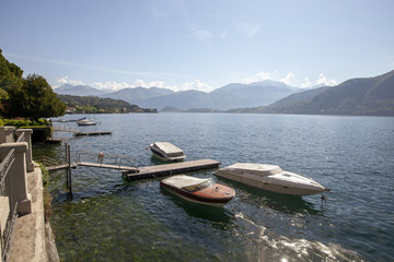 Fototapeta na wymiar ormeggio di barche sul lago di Como