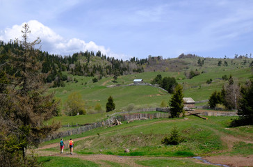 Gruzja, płaskowyż Dabadzveli - turyści na szlaku w górskiej wiosce