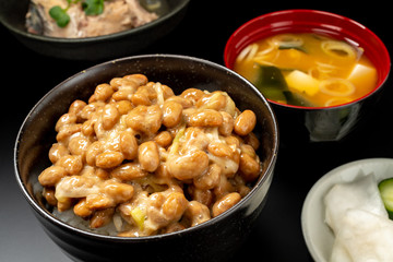 納豆をごはんにかける