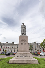 Obraz premium ABERDEEN, UNITED KINGDOM - AUGUST 3: Statue of George, Duke of Gordon in the city of Aberdeen, United Kingdom on August 3, 2016.