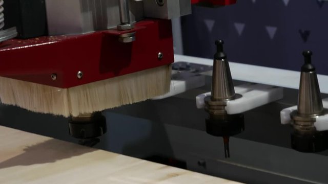 Automatic replacement of the milling head on the engraving machine