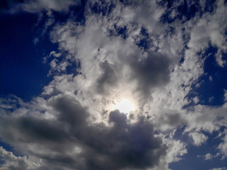 Obraz premium Céu azul e nuvens dançantes 