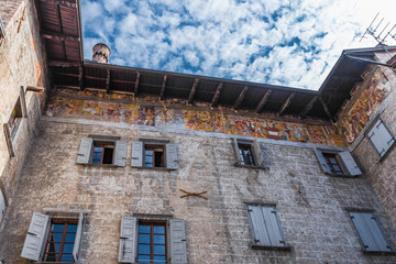 Fototapeta na wymiar Altsstadthaus Fassade mit Fresken, Arco am Gardasee