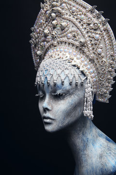 Head of mannequin in creative white metal kokoshnick with pearls