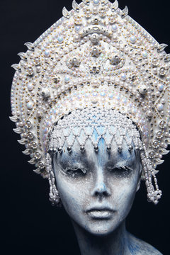 Head of mannequin in creative white metal kokoshnick with pearls