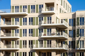 Mehrst&ouml;ckiges Wohnhaus mit Mietwohnungen und Eigentumswohnungen mit Balkon