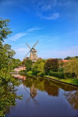 Mühle zu Hinte , Emden, Ostfriesland mit Kanal