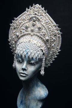 Head of mannequin in creative white metal kokoshnick with pearls