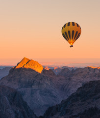 Naklejka premium Hot air balloon over Mount Moses Sinai sunset