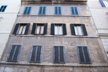 Obraz premium Old building in Rome, the capital of Italy, situated on a very narrow street