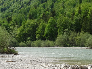 Fluss Izar in der Nähe von Dorf Fleck im Frühjahr

