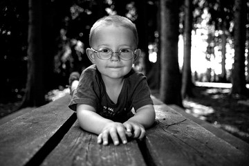 Ein Junge mit der Brille