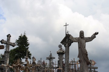 Naklejka premium Jesus and crosses against cloudy sky