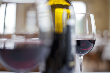 BOTELLA DE VINO TINTO CON COPAS