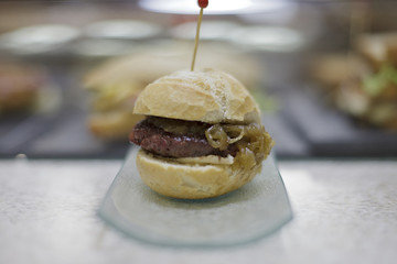 pulga hamburguesa con cebolla