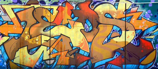Straßenkunst. Abstraktes Hintergrundbild eines vollständig fertiggestellten Graffiti-Gemäldes in Beige- und Orangetönen