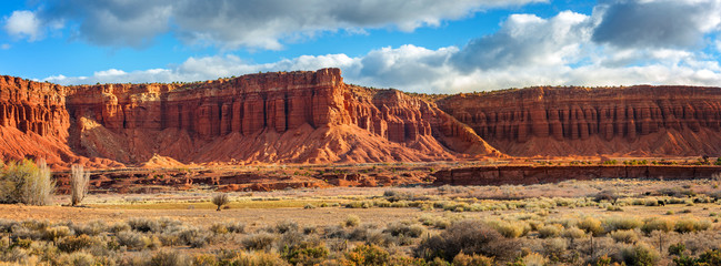 Paysage désertique du sud-ouest américain. Les falaises de grès érodées classiques de Navaho et le ciel bleu évoquent l& 39 ancien ouest. C& 39 est particulièrement vrai ici à Torrey, dans l& 39 Utah, près de Capitol Reef Park.