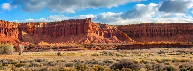 Fotobehang Natuurpark Amerikaans Zuidwest-woestijnlandschap. De klassieke geërodeerde kliffen van Navaho-zandsteen en blauwe luchten roepen een beeld op van het oude westen. Dit geldt vooral hier in Torrey, Utah, in de buurt van Capitol Reef Park.