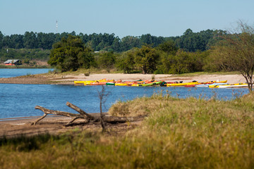 Fototapeta na wymiar Kayak en la orilla del lago