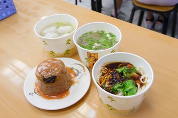 台湾料理のスープと麺・ちまき