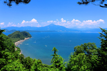 夏の猪苗代湖と磐梯山（会津若松市）