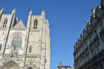 Avion survolant le centre-ville de Nantes