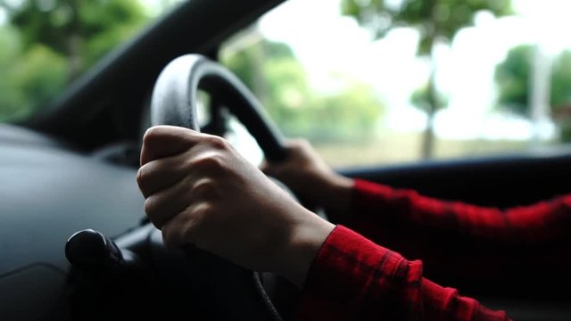 車を運転する女性の手元