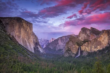 Zelfklevend Fotobehang Dramatic clouds after sunset over Tunnel View in Yosemite National Park © Andrew S.