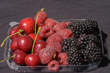 Brombeeren, Süßkirschen und Himbeeren