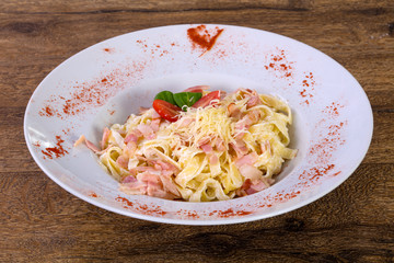 Carbonara pasta with cheese