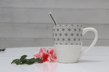 Tasse de café avec des fleurs