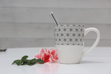 Tasse de thé avec fleur